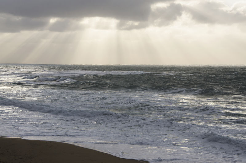 暴风雨和强光造成的多云天空的波涛汹涌的大海景观