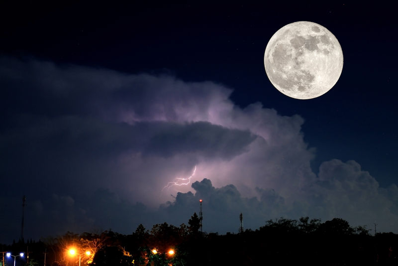 在黑暗的夜晚背景下的满月和雷电和风暴-这张由美国宇航局提供的图片的一部分