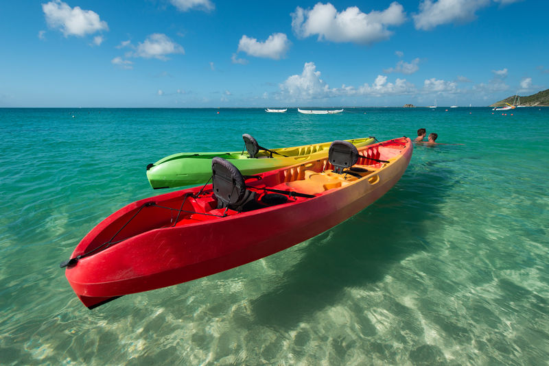 在大情况下的海滩圣马丁的皮艇法属西印度群岛