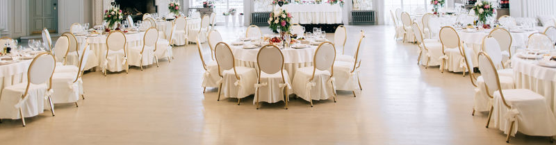 优雅的婚宴白色餐桌布置花卉中心装饰餐厅