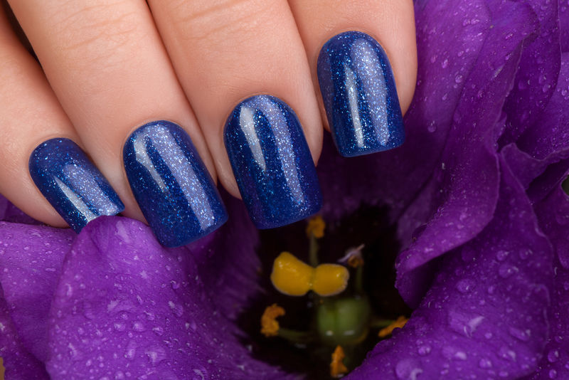 美丽的指甲和蓝色的花朵