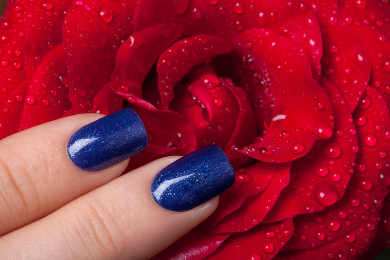 美丽的指甲和蓝色的花朵