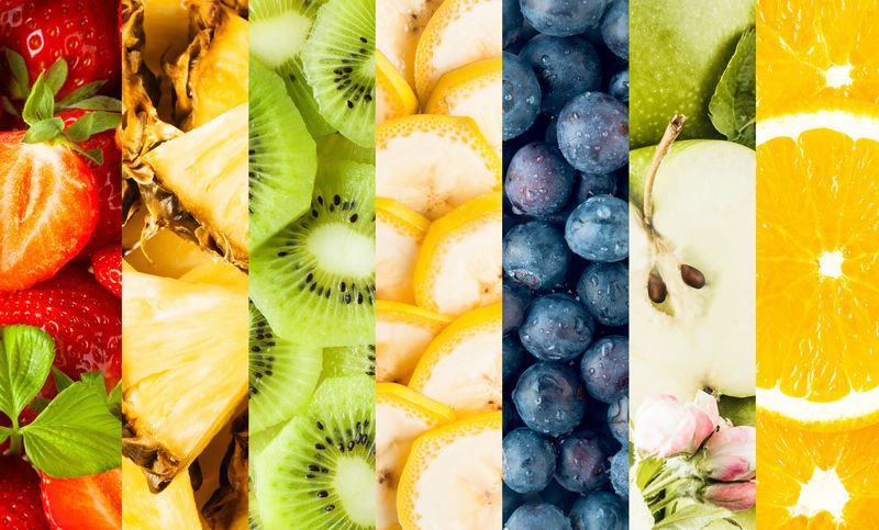 新鲜热带水果切片拼贴垂直条纹以彩色有机食品为背景展示草莓菠萝猕猴桃香蕉蓝莓苹果和橙子