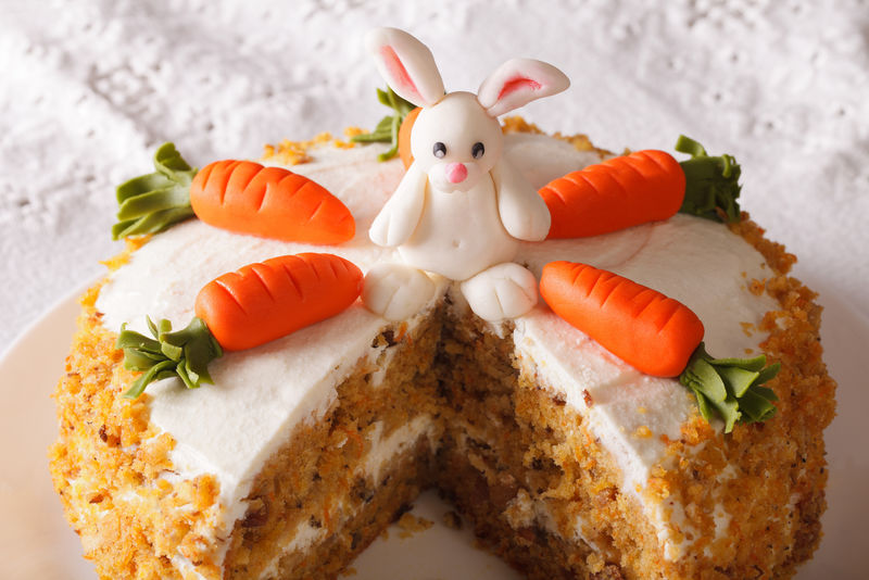 切一块装饰有兔子特写的胡萝卜蛋糕水平的