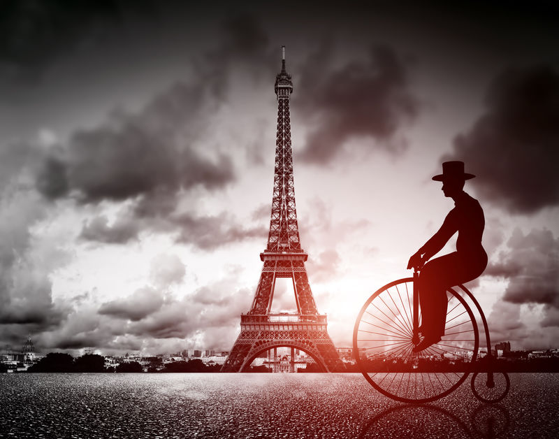 骑着复古自行车的男人在法国巴黎的埃菲尔塔旁边