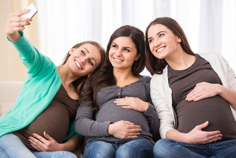 三个快乐的孕妇正在拍自拍照片