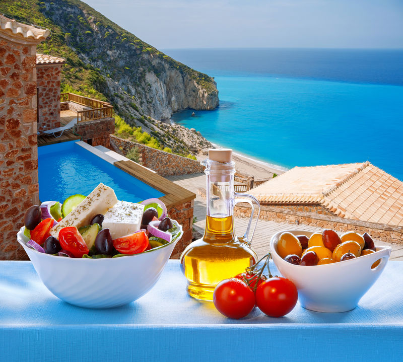 希腊著名的莱夫卡达岛配希腊沙拉
