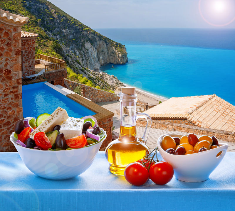 希腊著名的莱夫卡达岛配希腊沙拉