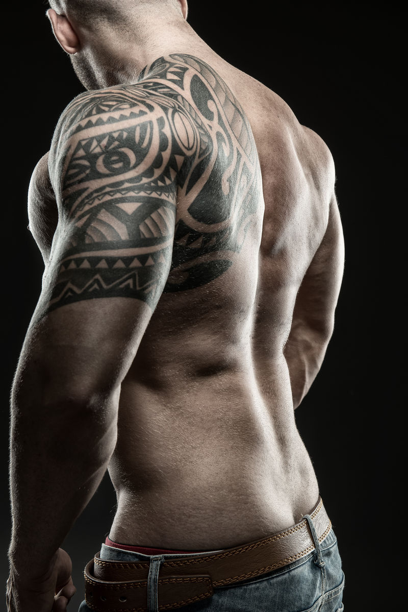 背部肌肉发达的男人-黑白照片