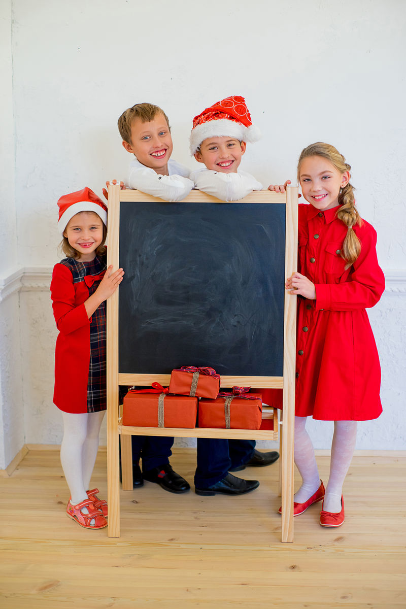 圣诞节带黑板的孩子们