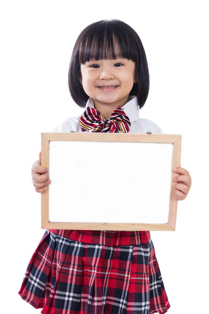 高高兴兴的亚裔中国小女生拿着白板