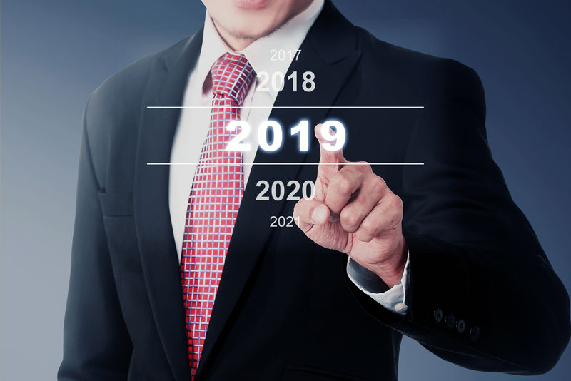 商人在数字屏幕上选择2019号-2019新年快乐