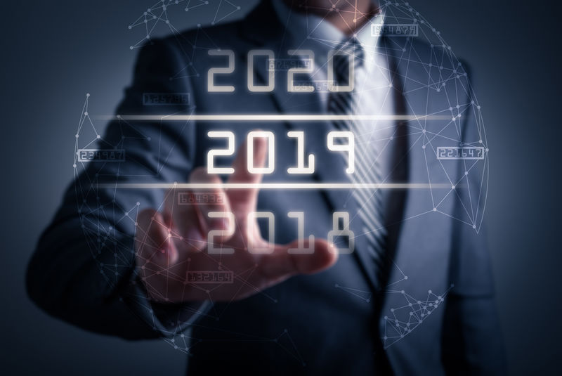商人的抽象形象指向了未来时代的全息图-新年的概念-未来-2019和物联网