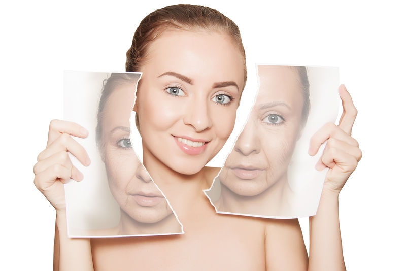女人用她的老脸打破照片展现出纯洁的皮肤