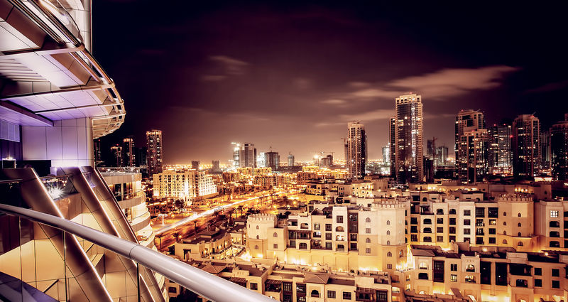 美丽的夜景迪拜阿拉伯联合酋长国现代的未来主义建筑在黑暗的夜晚有许多灯光奢华的旅游理念