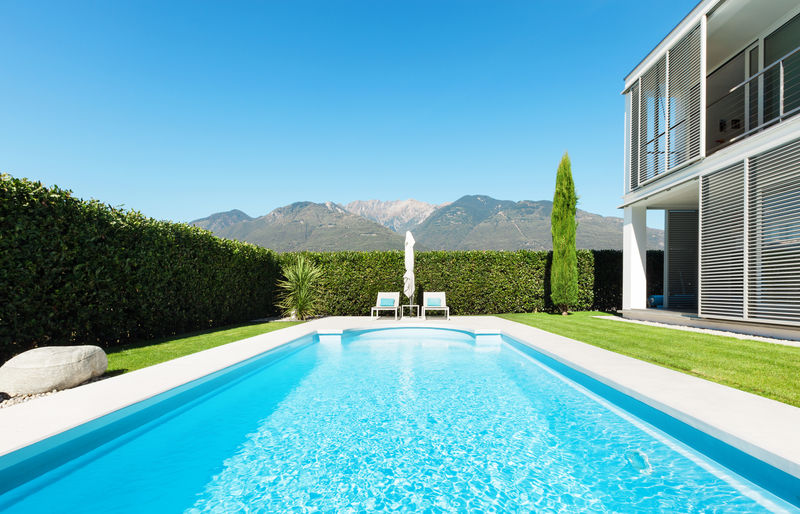 带游泳池的现代别墅从花园俯瞰
