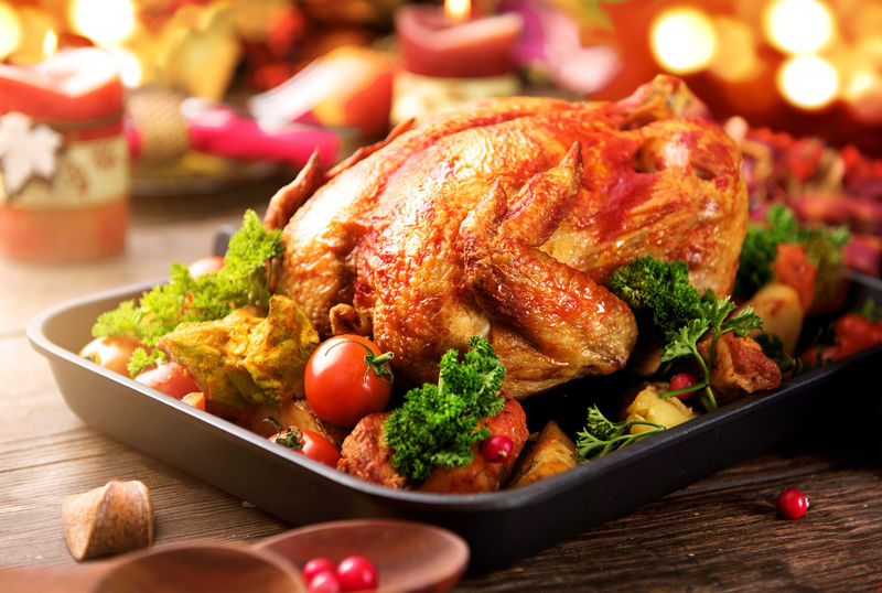 烤火鸡配土豆蔬菜和蔓越莓感恩节或圣诞晚餐
