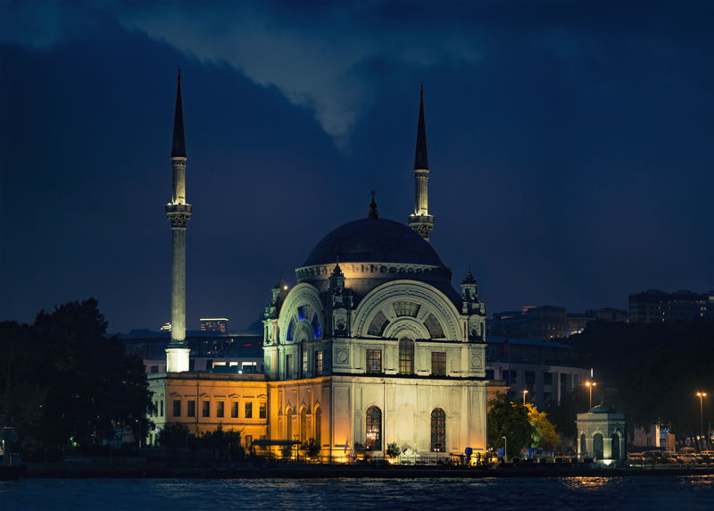 土耳其伊斯坦布尔Dolmabahce清真寺（又名Bezmi Alem Valide Sultan清真寺）