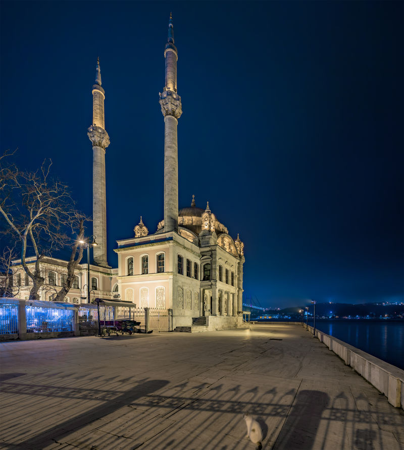 土耳其伊布尔夜晚的奥塔科伊清真寺和博斯普鲁斯桥