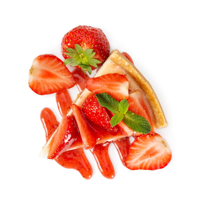 一块芝士蛋糕配新鲜草莓和薄荷俯视图