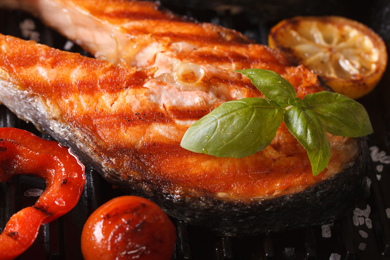 烤红鱼牛排大马哈鱼和蔬菜