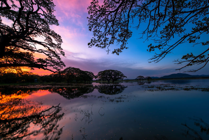 美丽的湖在落基山脉国家公园石蛇-拉查布里-泰国