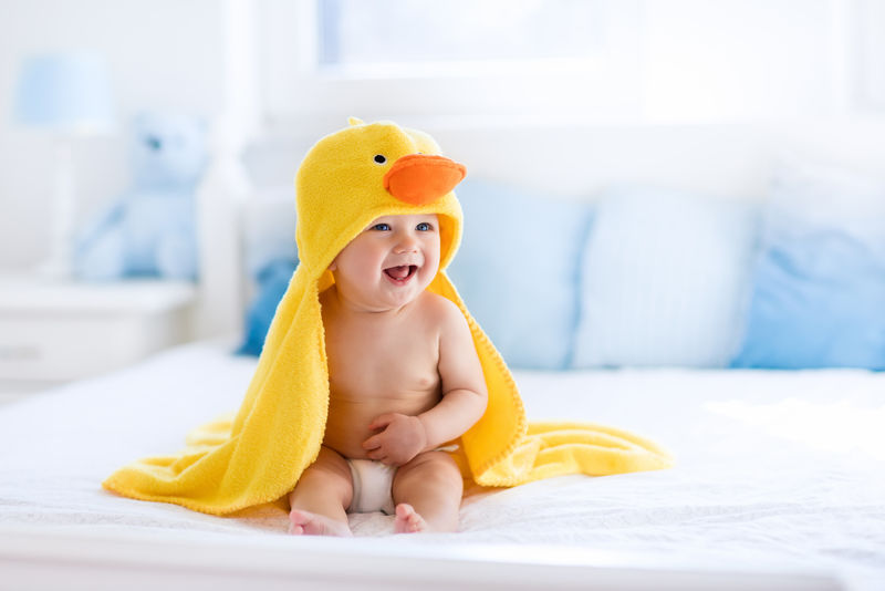 可爱的宝宝洗澡后穿黄鸭巾