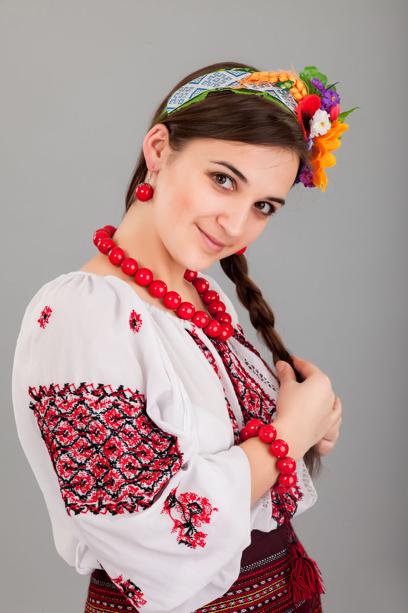 穿着乌克兰服装的漂亮女人