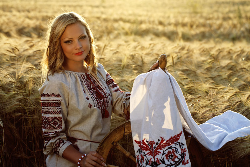穿着传统服装的年轻漂亮的乌克兰女孩