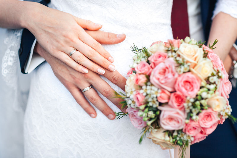 新娘手戴戒指和婚礼花束