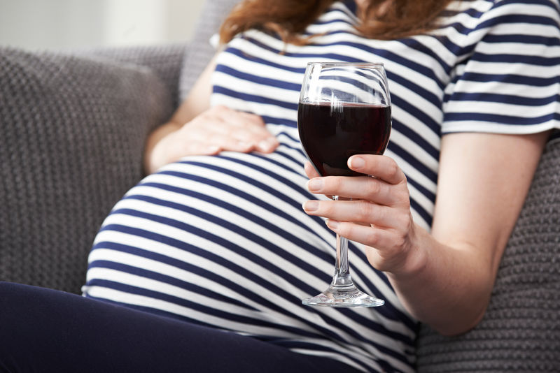 孕妇喝红酒的特写镜头