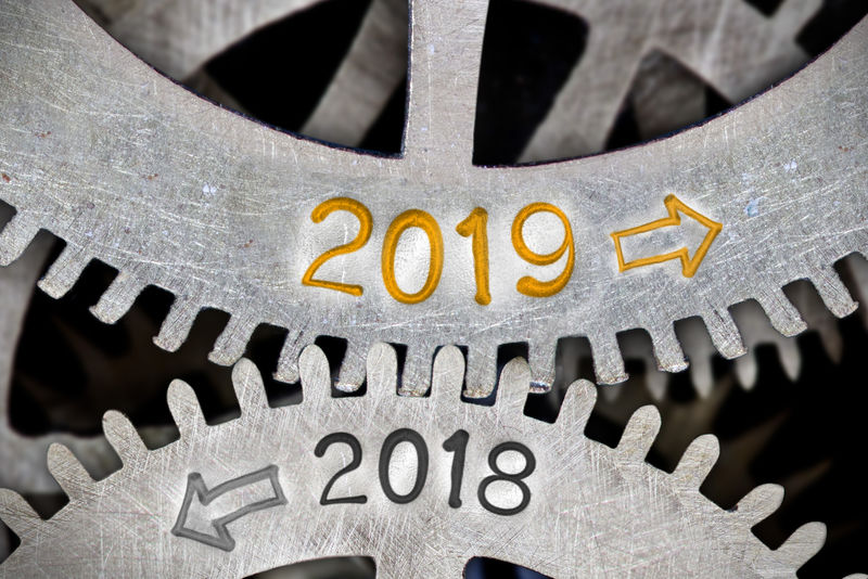20182019号齿轮机构宏观照片印在清洁金属表面；新年概念