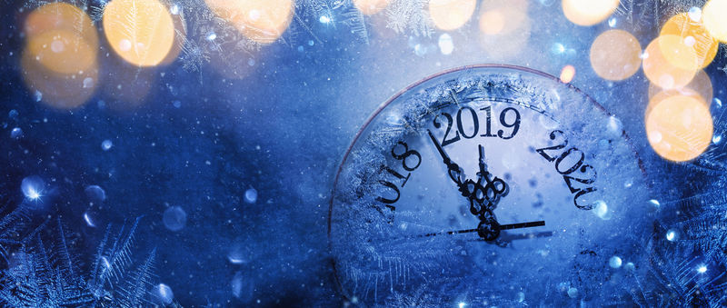 2019年新年快乐-在雪和光上用拨号钟庆祝冬天