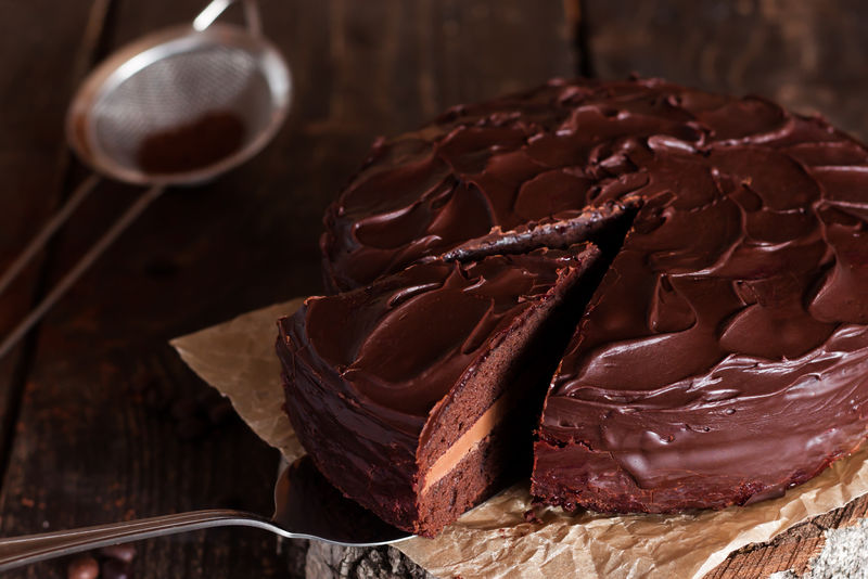 一块黑木背景的巧克力蛋糕