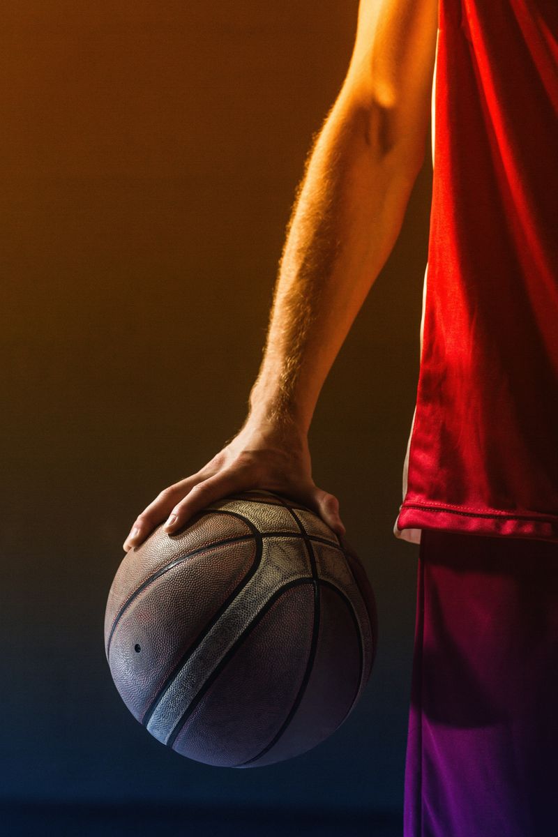 篮球运动员举行的篮球特写镜头