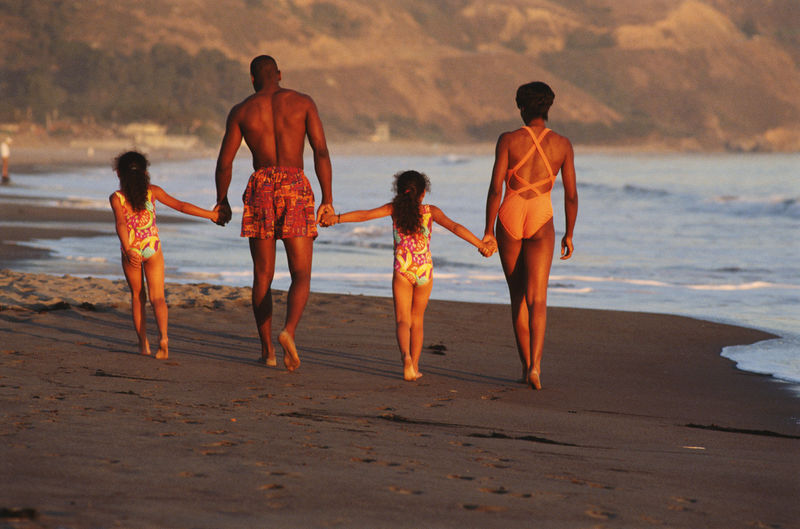 日落时分家庭海滩散步