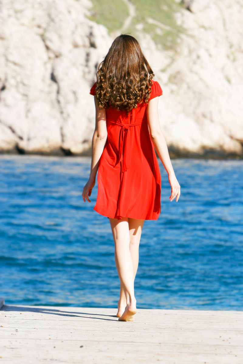 穿红衣服的小女孩在海上