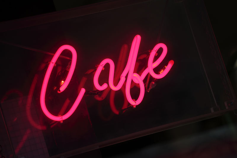 明亮的粉色霓虹咖啡厅标志