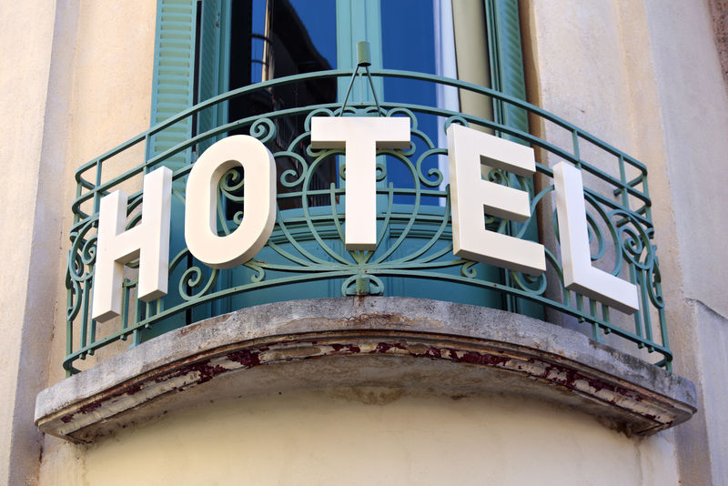 法国南部普罗旺斯的小型豪华酒店入口标志