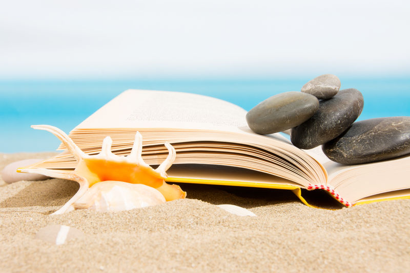在沙滩上读书在海滩上放松