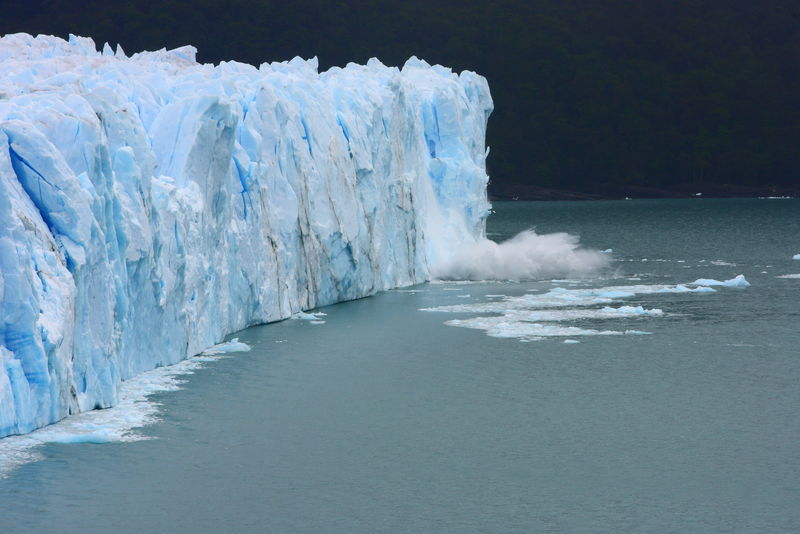 冰川/在穿越阿根廷的过程中我们参观了这座巨大的莫雷诺冰川它显然受到了全球变暖的影响
