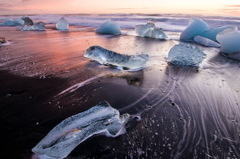 冰岛冬季约克萨尔冰川泻湖附近的黑色火山海滩上的冰