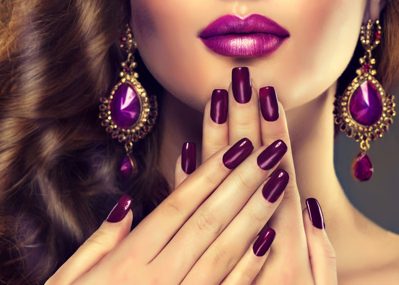 奢华时尚风格指甲修剪化妆品化妆珠宝大型紫色耳环