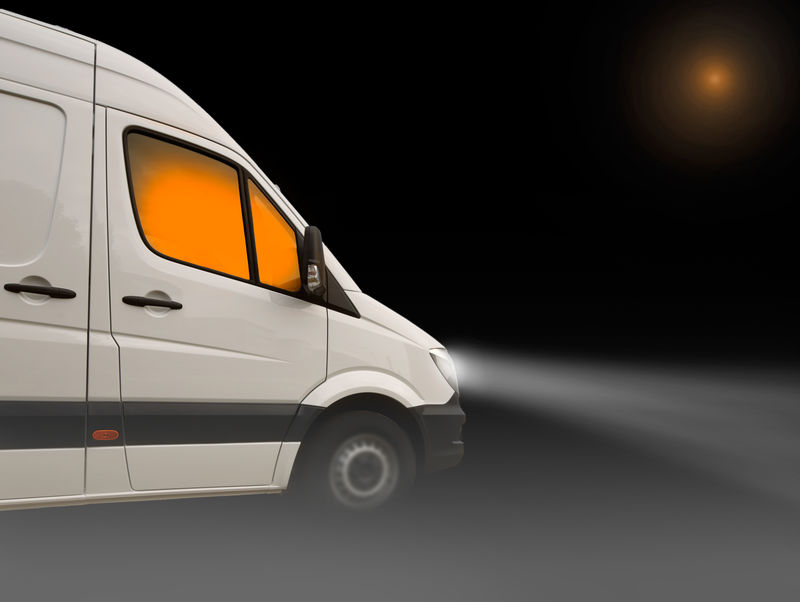 白色货车-用于货物运输-在夕阳的背景下-在高速公路上快速行驶-在特写镜头中呈现或用复制空间展示-三维绘制