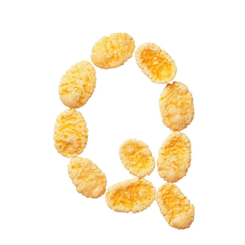 白色背景上的黄色玉米片字母Q字母谷物薄片