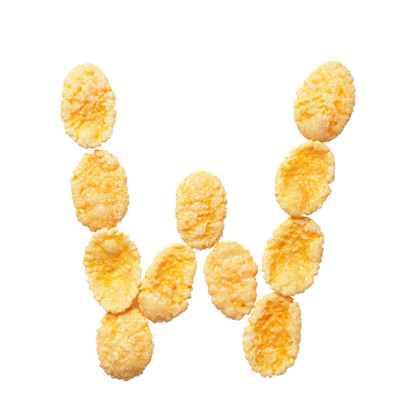 白色背景上的黄色玉米片字母W字母谷物薄片