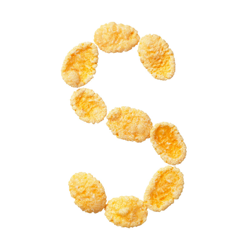 白色背景上的黄色玉米片字母S字母谷物薄片