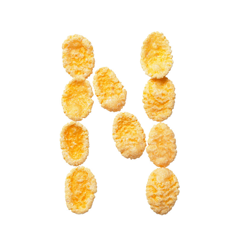 白色背景上的黄色玉米片字母N字母谷物薄片