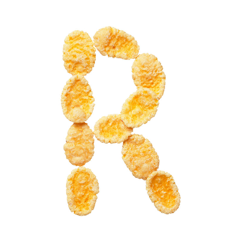 白色背景上的黄色玉米片字母R字母谷物薄片