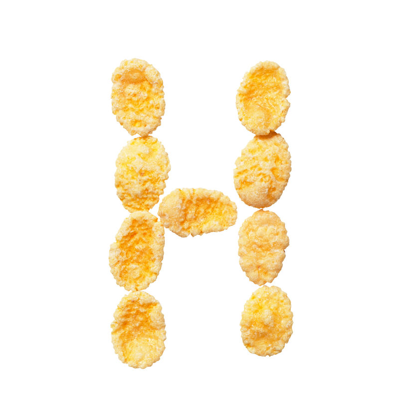 白色背景上的黄色玉米片字母H字母谷物薄片